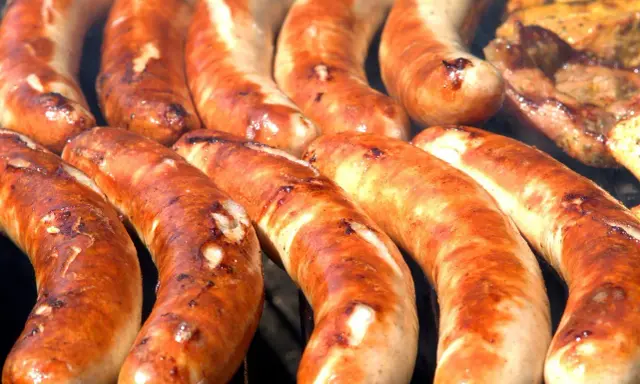 Grillowana kiełbasa na ruszcie, rumiana i soczysta.