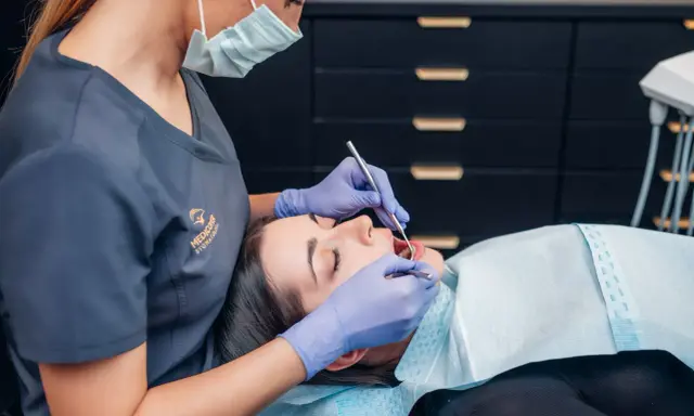 Boli i puchnie? Opuchlizna zęba: ulga w domu i wizyta u dentysty