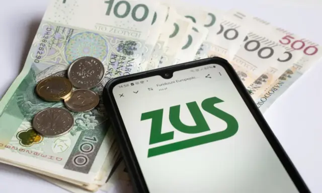 Pieniądze i telefon z logo ZUS. Sprawdź, ile płatne jest opieka nad chorym członkiem rodziny.