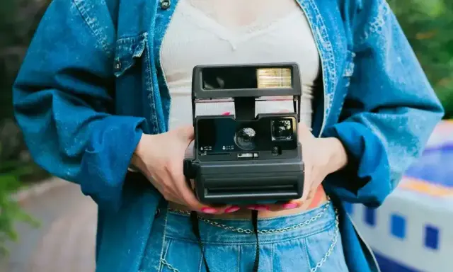 Jak wybrać aparat natychmiastowy? Instax vs Polaroid i koszty