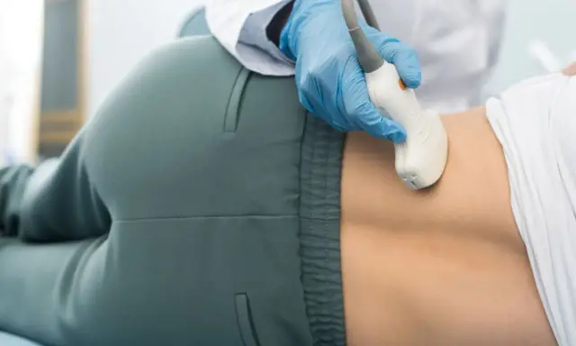 Lekarz wykonuje badanie USG, które może pomóc w diagnostyce problemów z nerkami, np. przed zabiegiem nefrostomia co to jest.