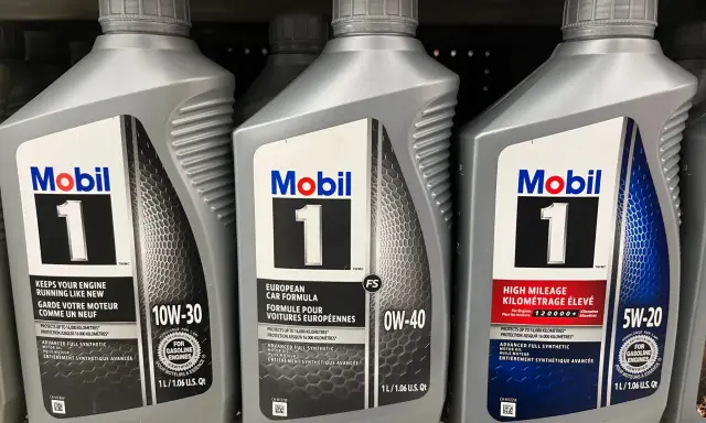 Tres botellas de aceite Mobil 1 con diferentes viscosidades: 10W-30, 0W-40 y 5W-20.