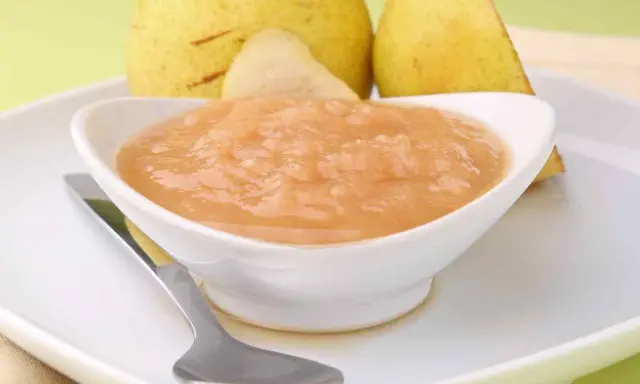 Compote de pommes maison, prête pour la conservation. Un délice fruité à déguster toute l'année.