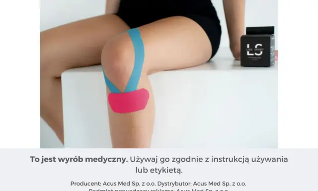 Kolano z niebieskimi i różowymi tejpy. Pomoc w regeneracji po wysiłku.