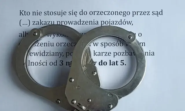 Kajdanki na dokumencie o naruszeniu zakazu sądowego, grozi za to kara pozbawienia wolności do lat 5.