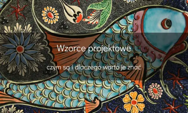 Wzorce projektowe, niczym elementy oprogramowania obiektowego wielokrotnego użytku, zdobią tę ceramiczną rybę.