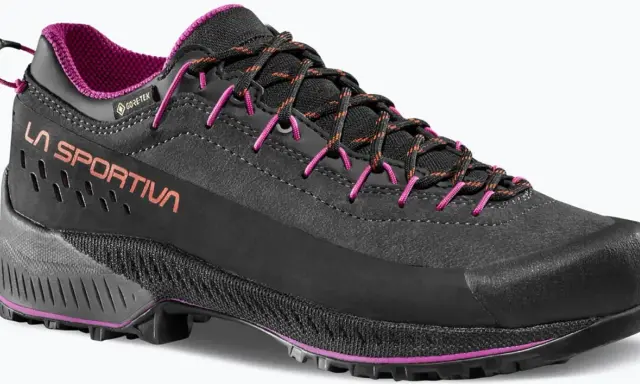 Czarny but trekkingowy La Sportiva TX4 Evo z fioletowymi akcentami i sznurówkami. Idealny na górskie wyprawy.