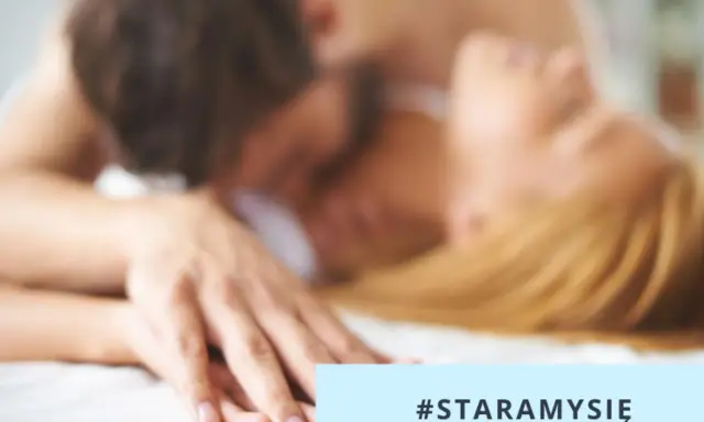 Intymna chwila, gdy mężczyzna całuje kobietę w szyję. Warto wiedzieć, jak dogodzić kobiecie, by budować bliskość. #STARAMYSIĘ