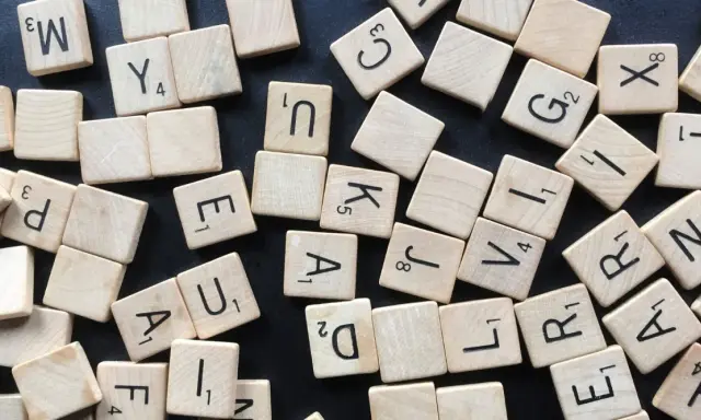 Tessere di un gioco di parole sparse, come una zeugma figura retorica che unisce parole e significati diversi.
