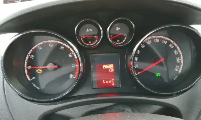 Opel Meriva, kontrolka silnika i kod 82 na wyświetlaczu. Prędkościomierz i wskaźnik paliwa.