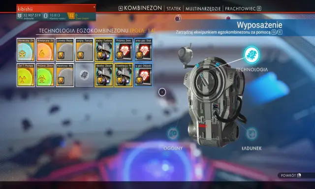 Interfejs gry No Man's Sky, pokazujący ekwipunek egzokombinezonu. Widoczne moduły technologiczne, takie jak "Kinetyczny: Siła" i "Próżnia: Dren", mogą być kluczowe dla spełnienia wymagań gry.