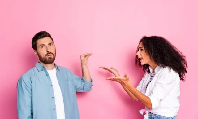 Pareja discutiendo. Ella le reclama, él no sabe qué hacer cuando tu pareja te ignora.