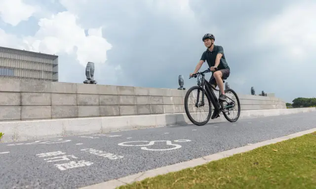 Mężczyzna na rowerze pokonuje trasę. Zastanawiasz się, ile kalorii spalisz na 18 km na rowerze?