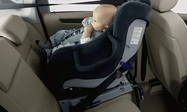 Bebé seguro en su silla de coche, listo para viajar. Aprende como llevar a un bebe en el coche correctamente.