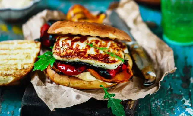 Halloumi ma konkurencję! Najlepsze zamienniki na patelnię i grill