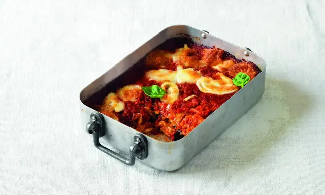 Parmigiana di melanzane ricetta originale in teglia, con pomodoro, mozzarella filante e basilico fresco.