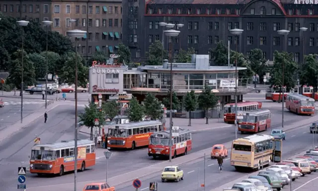 Trafikscen med bussar och bilar vid restauranger norra Bantorget.