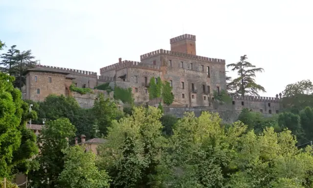 Castello medievale su una collina, un'idea per cosa vedere a Parma e dintorni in 3 giorni.