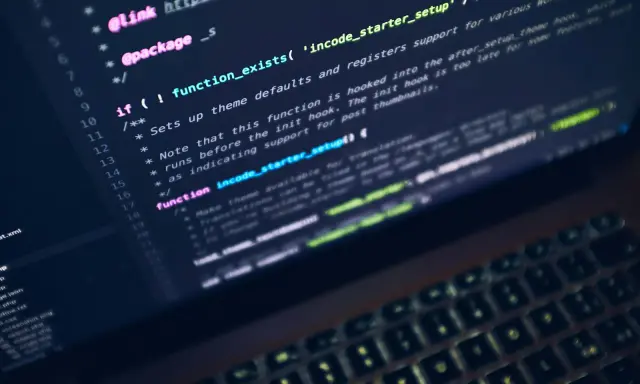 Kod źródłowy z funkcją `incode_starter_setup`, która obsługuje różne funkcje WordPressa. Widać fragmenty kodu, w tym warunek `if` i komentarze, sugerujące użycie `switch case` do zarządzania logiką.