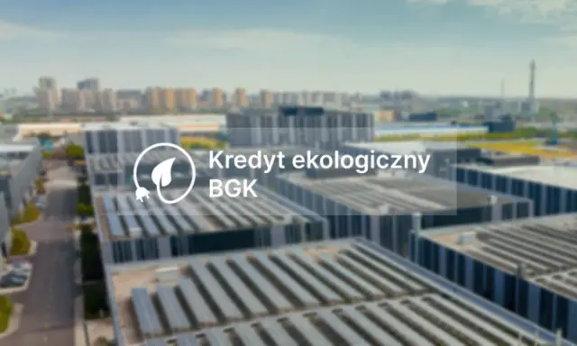 Nowoczesne budynki z panelami słonecznymi. Napis: Kredyt ekologiczny BGK.