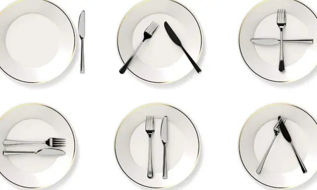 Six assiettes blanches avec des couverts disposés de différentes manières, illustrant la position des couverts signification.