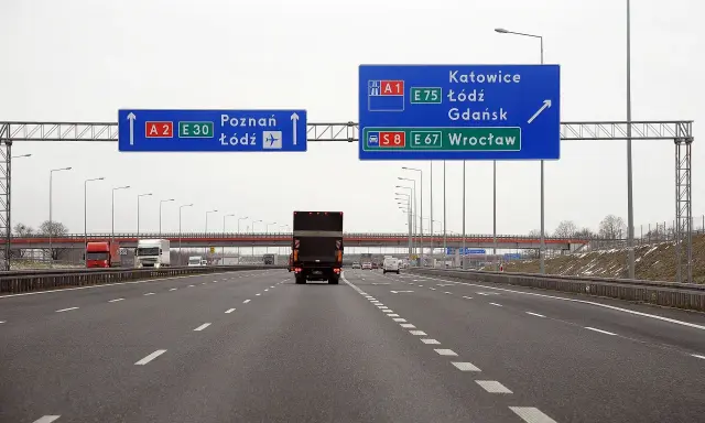 Droga szybkiego ruchu z tablicami kierunkowymi do Poznania, Łodzi, Katowic, Gdańska i Wrocławia.