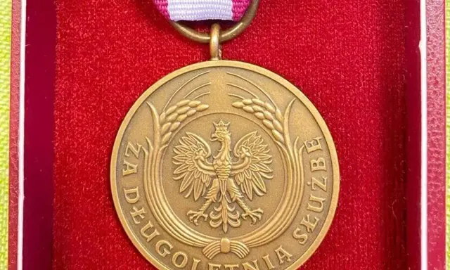 Medal za Długoletnią Służbę: Jak nosić go poprawnie i z honorem?