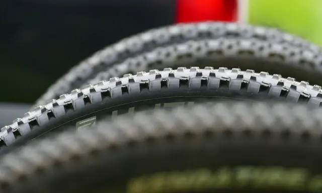 Głęboki bieżnik opon rowerowych, idealny do trudnego terenu. Zastanawiasz się, jakie opony do roweru wybrać?
