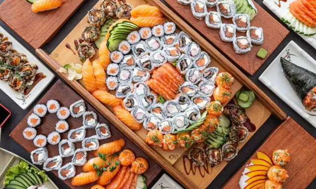 Bogactwo japońskiego jedzenia: sushi, nigiri, rolki z łososiem i awokado, a także temaki.