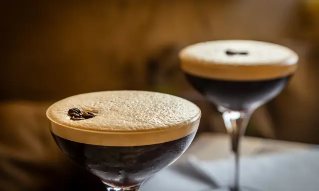 Drinki z kawą: Espresso Martini, Irish Coffee i inne. Zaskocz smakiem!