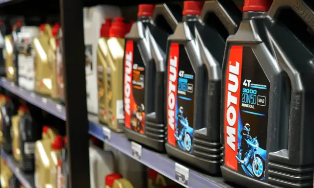Huiles moteur Motul 4T 3000 20W50 Mineral, parfaites pour votre Honda 4 temps.