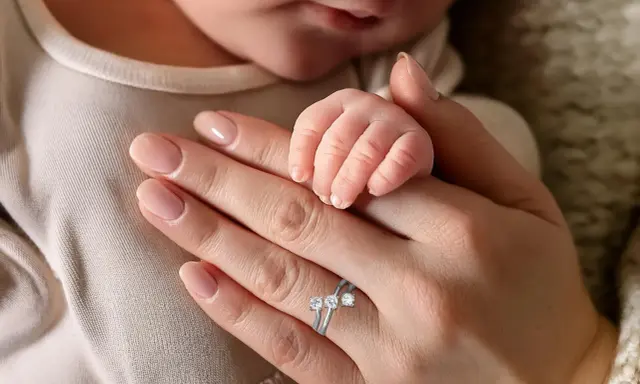 Un anello nascita primo figlio, un gioiello prezioso che celebra la tradizione e l'amore per un nuovo arrivo.
