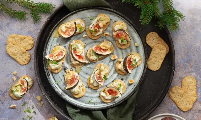 Smakliga snittar med fikon, ost och nötter på kex. Ett perfekt recept för festen!