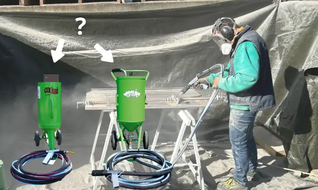 Un ouvrier en équipement de protection utilise un appareil de sablage. Le prix au m2 pour ce type de travail est une question clé.