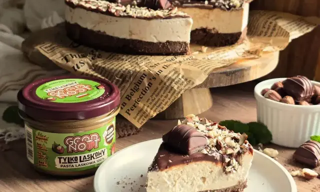 Pyszne ciasto z mascarpone, czekoladą i orzechami laskowymi. Obok słoiczek pasty z orzechów laskowych.