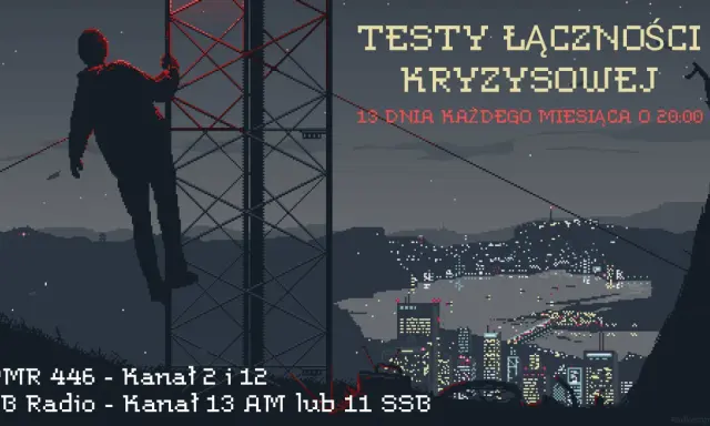 Sylwetka człowieka na wieży transmisyjnej podczas test łączności kryzysowej. Miasto nocą w tle.