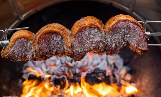 Saftiges Picanha am Spieß über glühender Kohle. Perfekt zum Picanha grillen für ein unvergessliches Geschmackserlebnis.