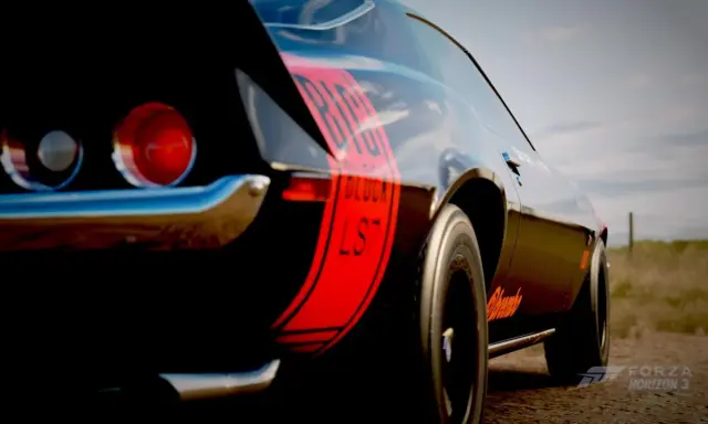 Czarny klasyk z napisem "BIG BLOCK LS7" na błotniku, gotowy do wyścigu w Forza Horizon 3.
