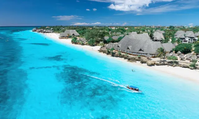 Rajska plaża na Zanzibarze, turkusowa woda i słońce. Idealna pogoda w grudniu na wakacje.