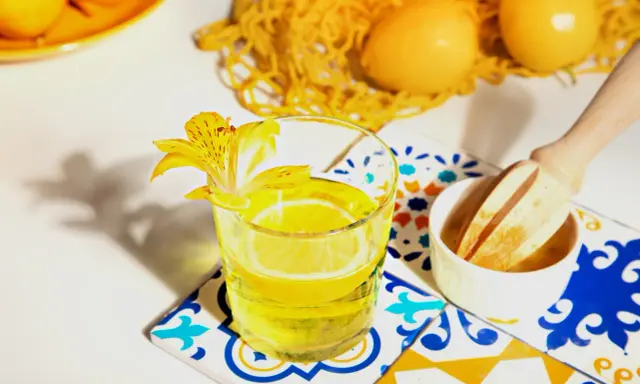 Orzeźwiający napój z cytryną i kwiatem, idealny do podania z limoncello.