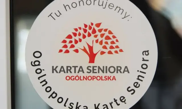 Naklejka z napisem "Karta Seniora Ogólnopolska" i symbolem drzewa.