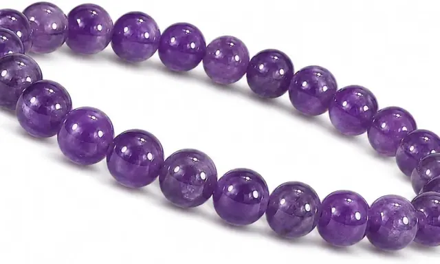 Bracciale di perle naturali di **gioielli ametista**, con sfumature viola intense e lucentezza profonda.