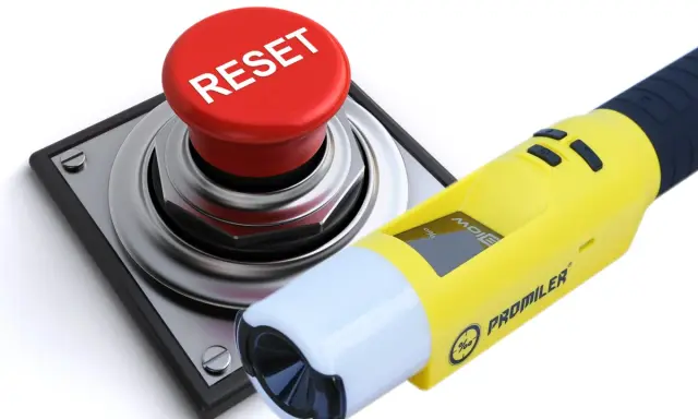 Alkomat Promiler i duży czerwony przycisk RESET. Instrukcja obsługi alkomatu iblow.