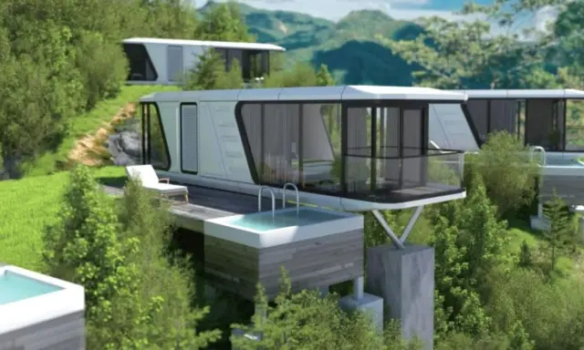Modernas casas cápsula con piscinas privadas se integran en un paisaje montañoso verde.