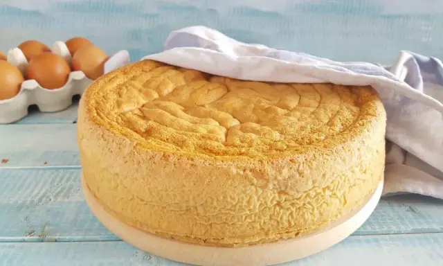 Gâteau moelleux, prêt à être décoré. La base parfaite pour toute recette génoise. Des œufs frais en arrière-plan.