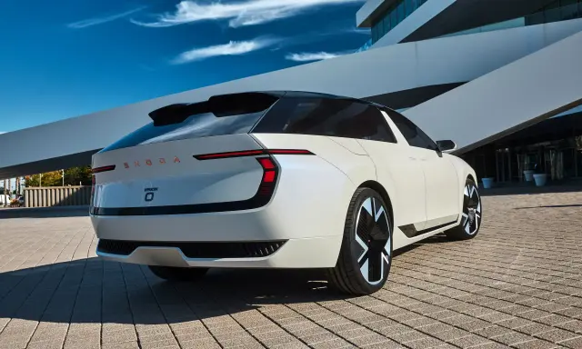 Biała Skoda Octavia Vision 7S z futurystycznymi światłami i felgami. Czekamy na jej cenę!