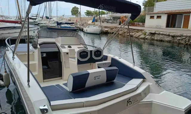 Bateau AS MARINE 23 GL, idéal pour naviguer sur 7m. Ce modèle offre confort et style, parfait pour explorer les eaux.