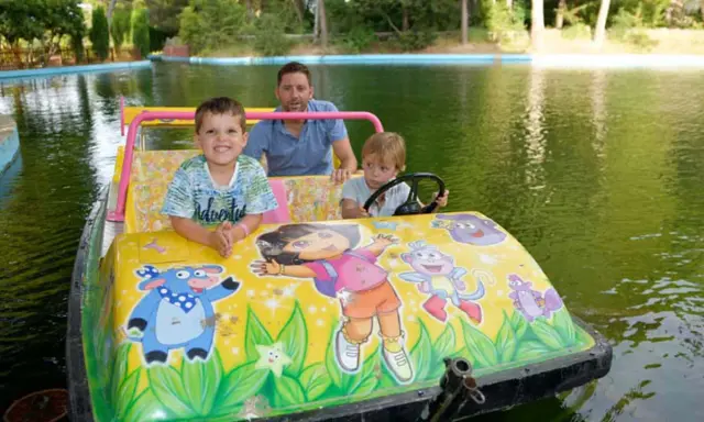 Padre e hijos disfrutan de un paseo en bote decorado con Dora la Exploradora, una de las muchas actividades gratis para niños en Zaragoza.