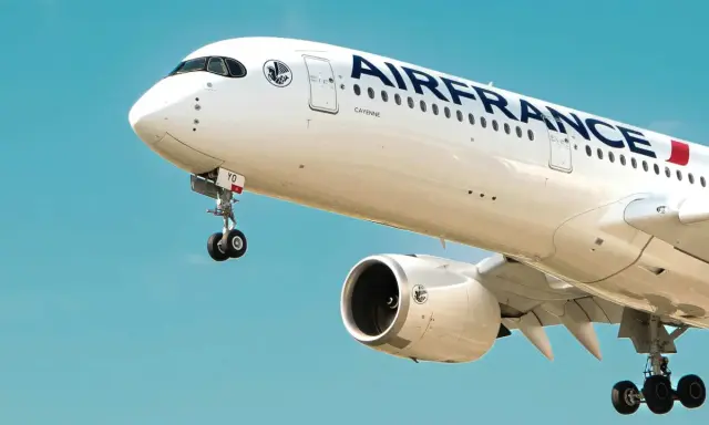 Samolot Air France w locie. Sprawdź wymiary bagażu przed podróżą!