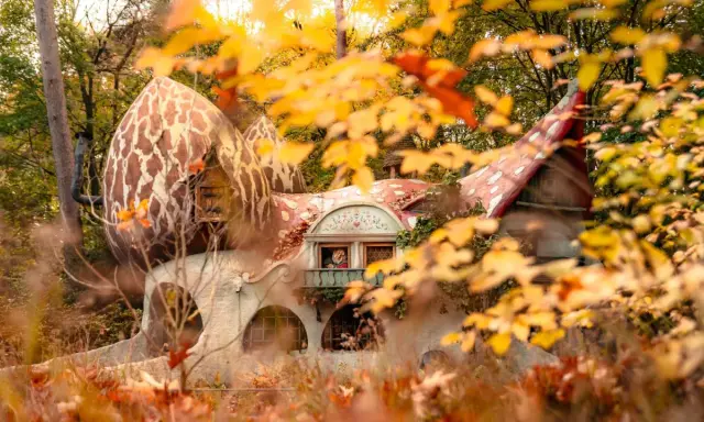Casa de cuento de hadas con un personaje asomado, ideal para saber donde ir en Semana Santa con niños.